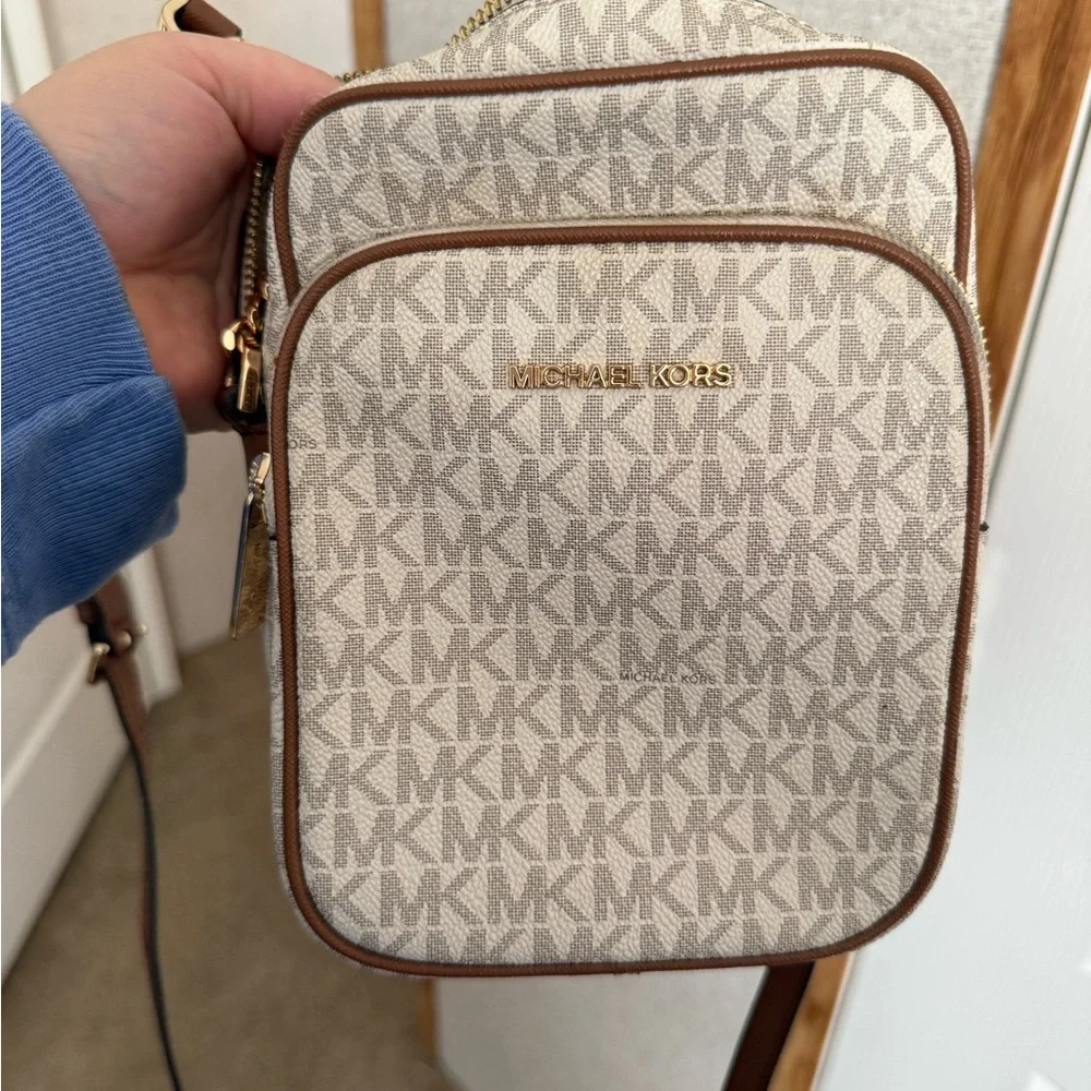 Michael Kors crossbody with Cream and Tan Card Holder - Picture 16 of 16